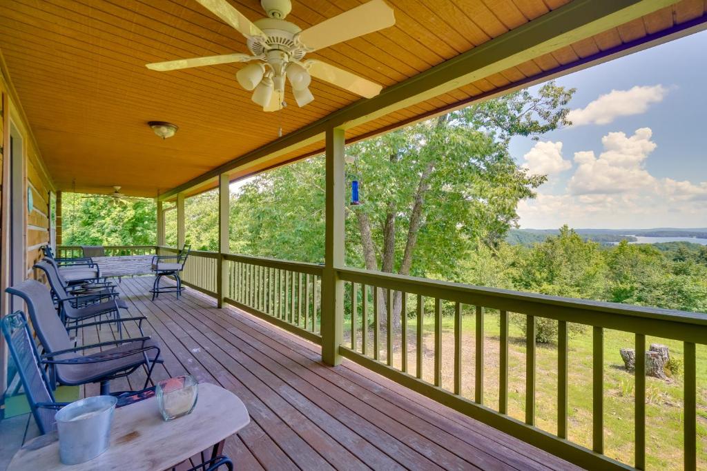 porche cubierto con sillas y ventilador de techo en Stunning Views Modern Cabin by Watts Bar Lake, en Rockwood
