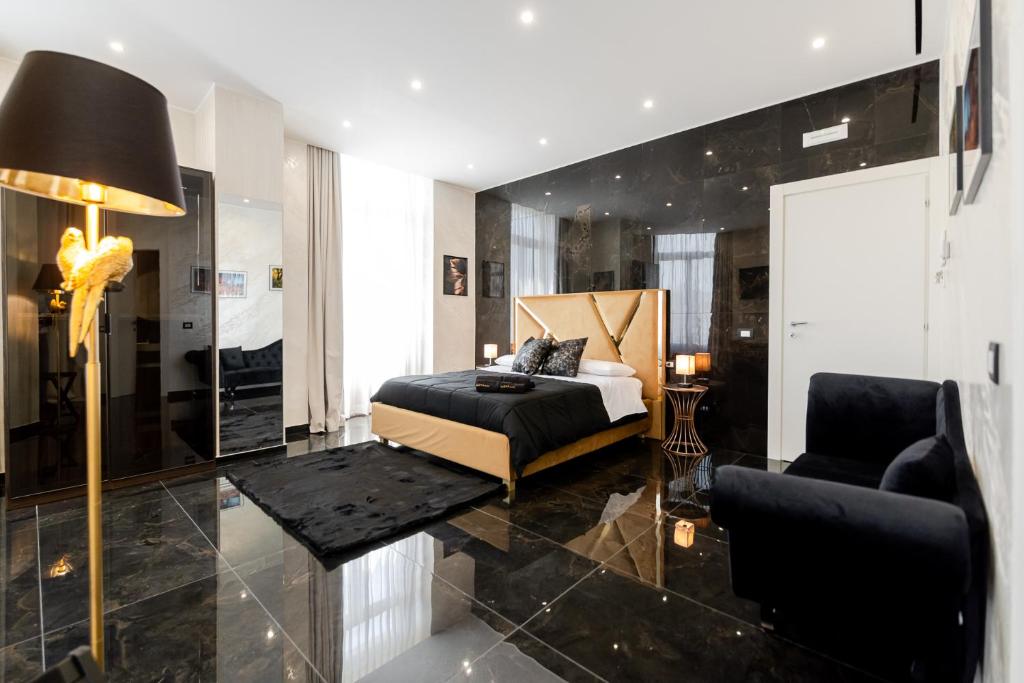 Un dormitorio con una cama y una sala de estar. en Nova Suite, en Catania