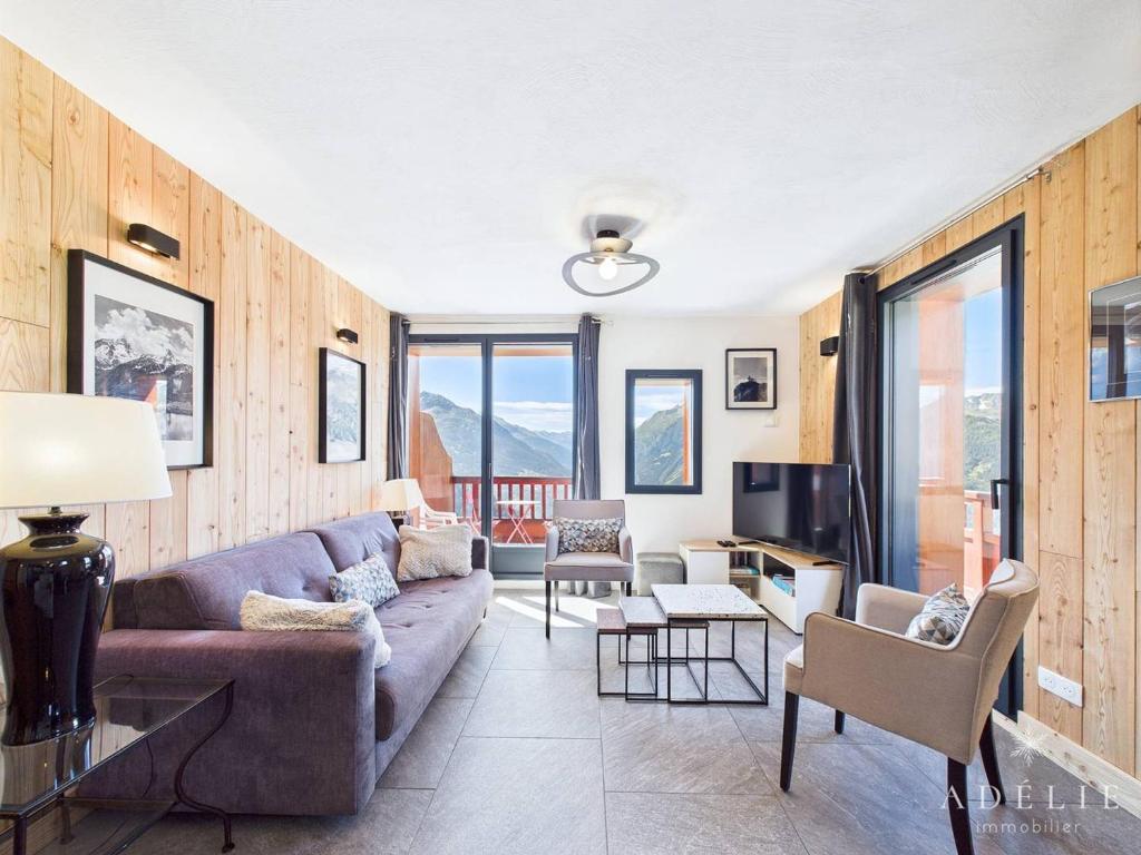 un salon avec un canapé et une télévision dans l'établissement Duplex 5 pièces, 100m des pistes, Parking et WIFI - FR-1-398-644, à Montvalezan