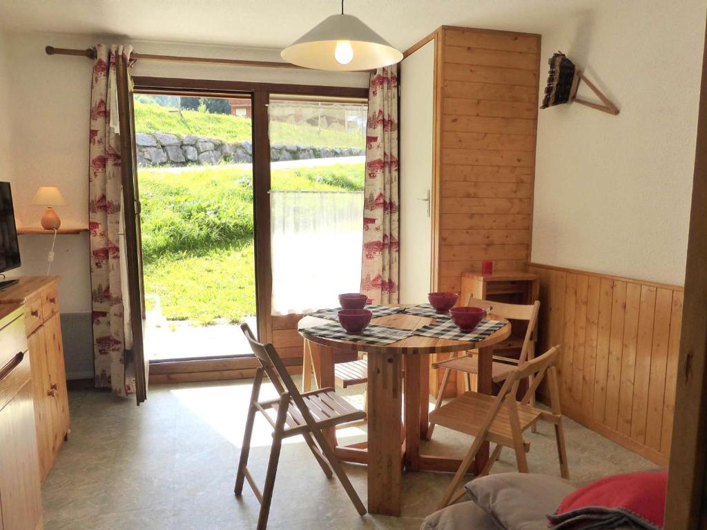 Photo de la galerie de l'établissement Studio cabine ensoleillé au pied des pistes avec terrasse, idéal pour famille et randonnées - FR-1-342-192, à Arêches
