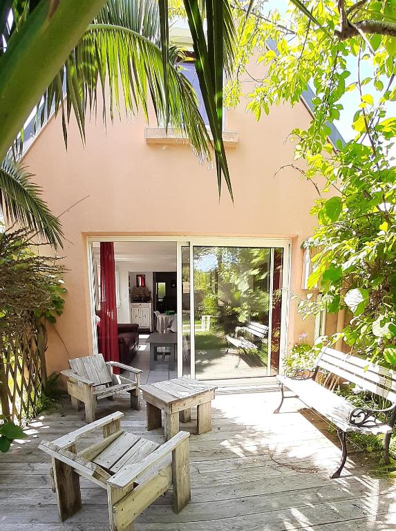 une terrasse avec bancs en face d'une maison dans l'établissement Brennig, à Penmarcʼh