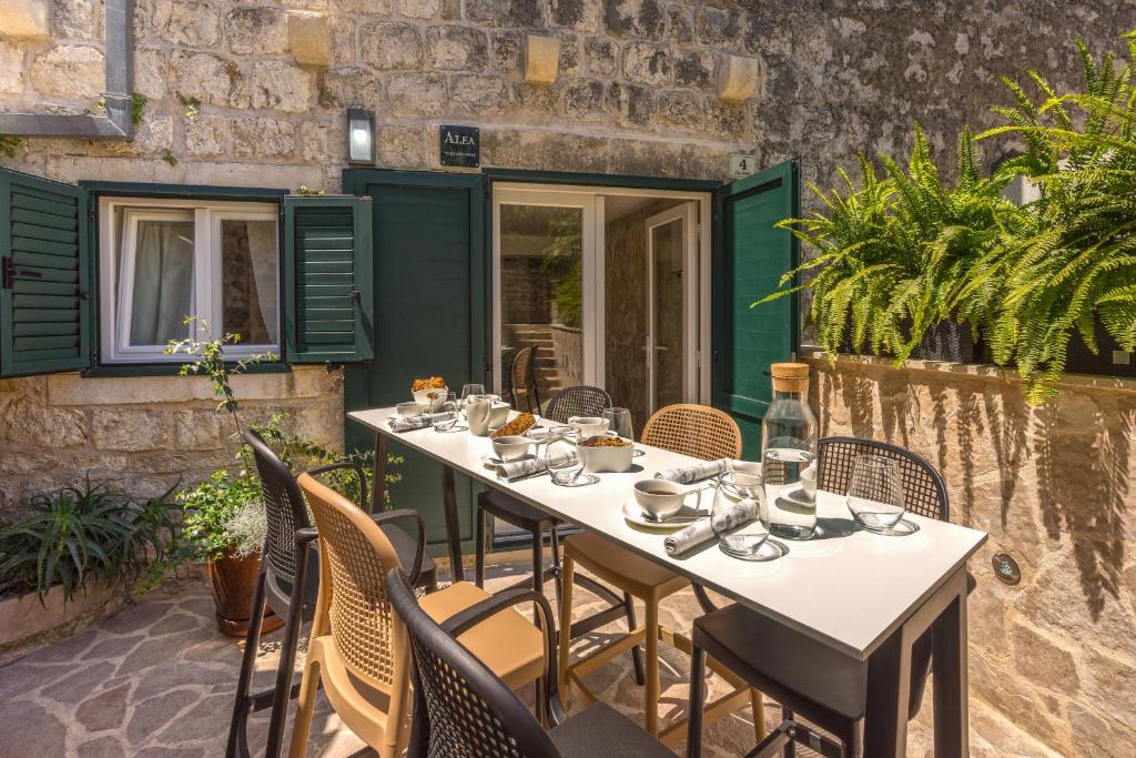 un restaurante con mesa y sillas en un patio en Villa Alea Hvar en Hvar