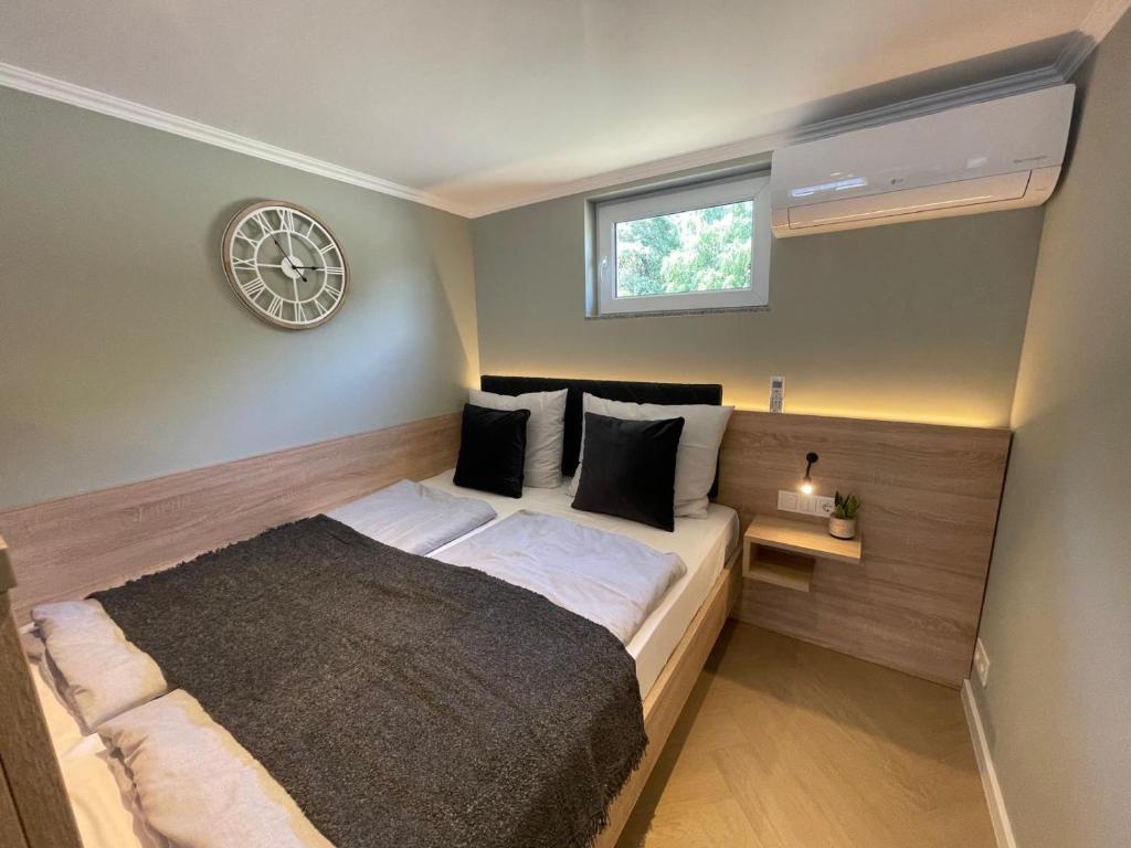 Katil atau katil-katil dalam bilik di Five Studios - Premium Rooms with King Size Bed, Kitchen, AC, close to Ramstein Air Base