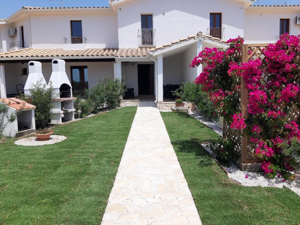 サンタンナ・アッレージにあるVilla Mirtoのピンクの花の庭園のある家