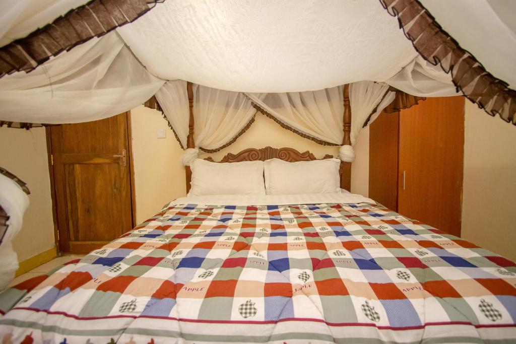 Shamz Hotel - Deluxe King Suite