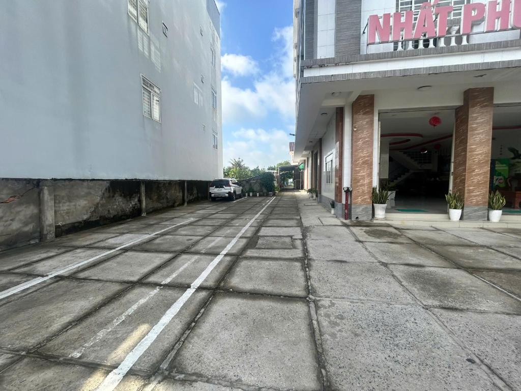 an empty street in front of a building at Khách sạn Nhất Phương 2 in Ấp Ðông An (1)