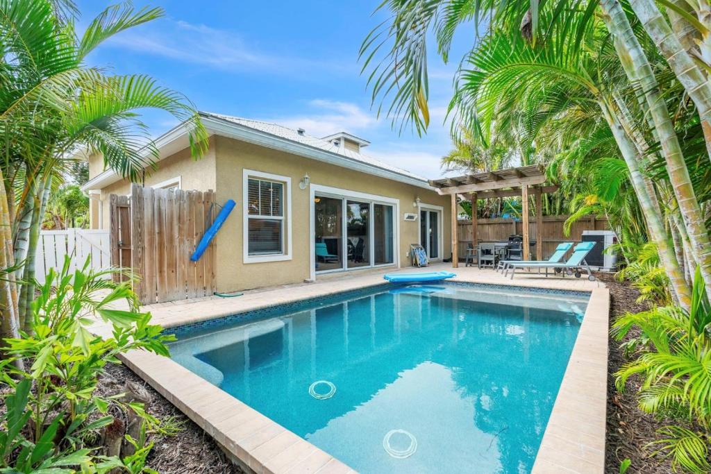 Swimmingpoolen hos eller tæt på Sapphire Beach House Villa