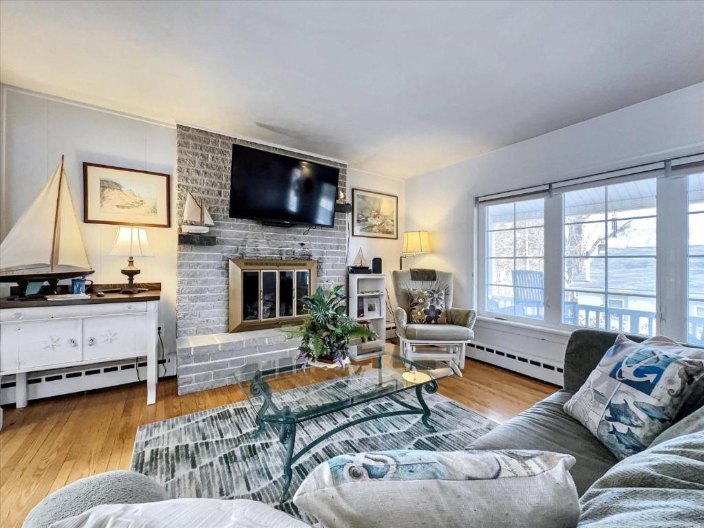 un soggiorno con camino e TV di The White House by Leavetown Vacations a Wrightsville
