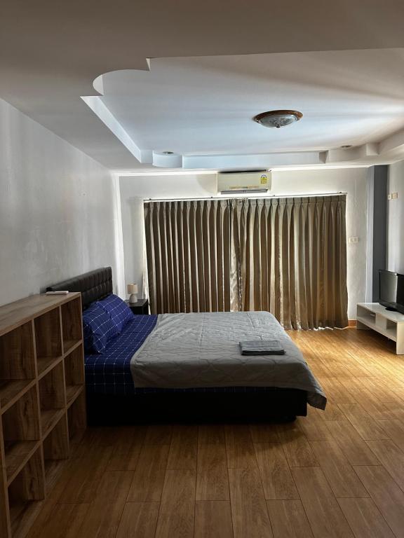 Postel nebo postele na pokoji v ubytování CHEERDUCK Pattaya R-2