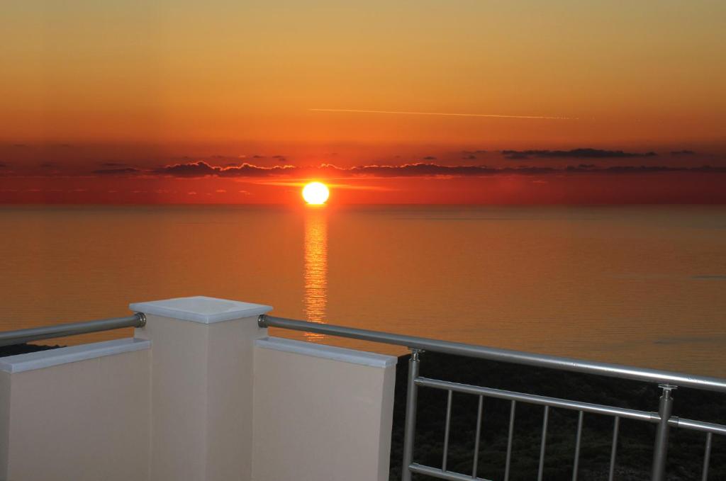 un coucher de soleil sur l'eau sur un bateau de croisière dans l'établissement Sun Gazing Villas, à Drymon