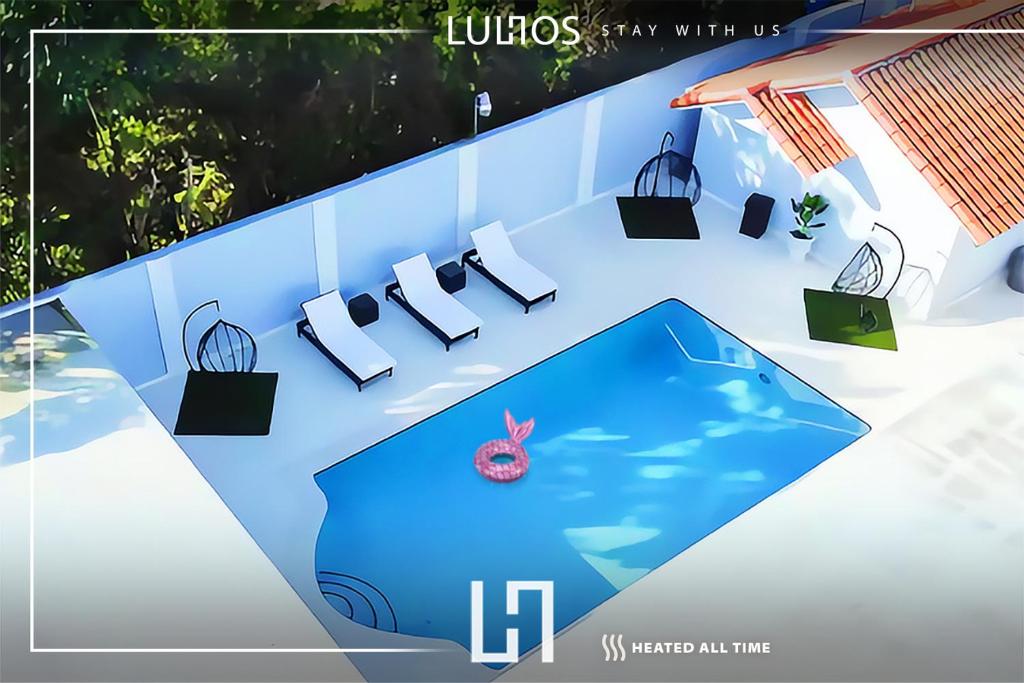 TamiamiにあるSpacious Miami Home Heated Pool BBQ L35の椅子と水中のイチゴが置かれたプール