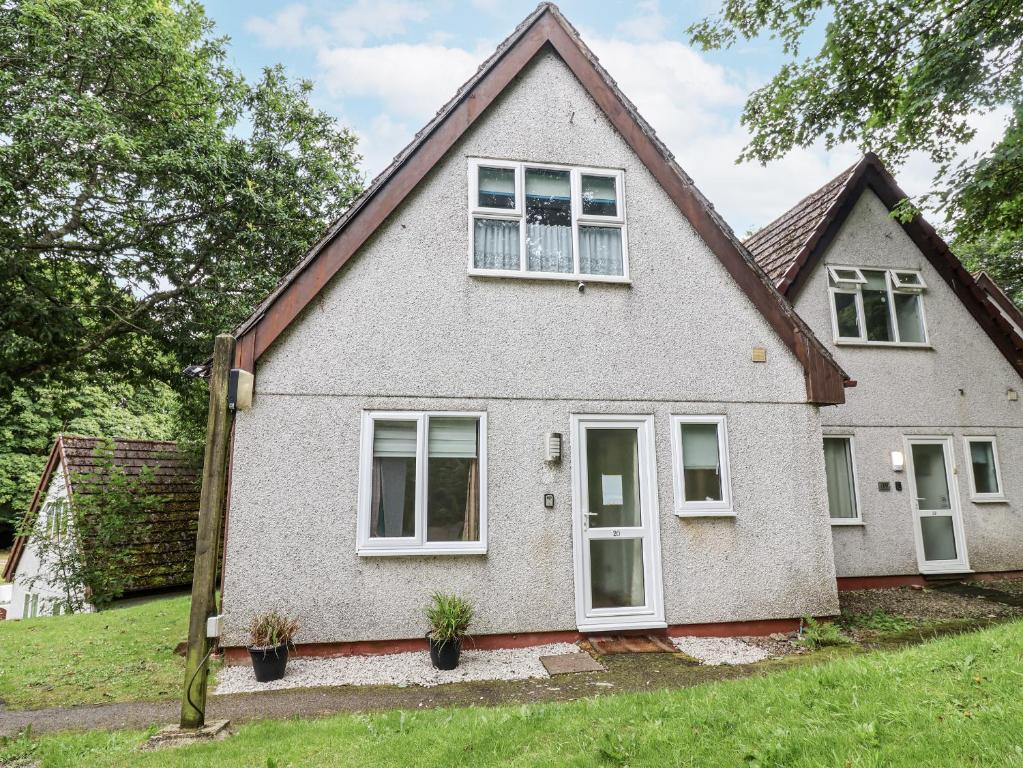 a house with white windows on a green lawn at Valley Lodge 20 in Callington