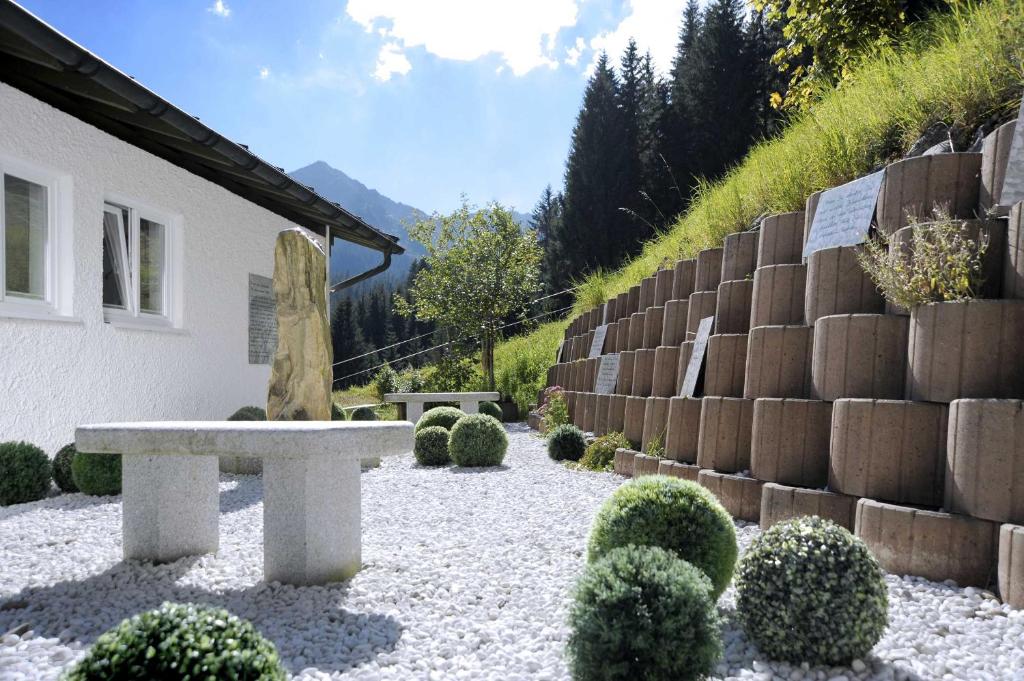 A garden outside Alpenhotel DAS KÜREN