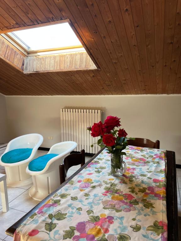 a dining room with a table and two toilets at La Casa dei Pini in Porto San Giorgio