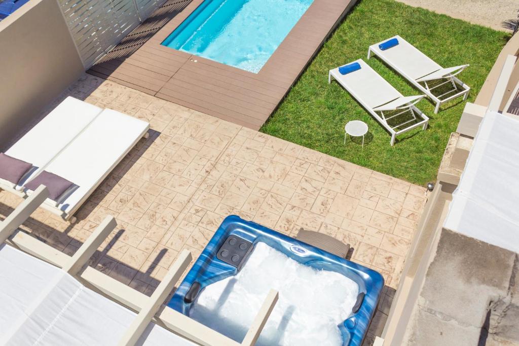Bazén v ubytování Palms and Spas Villas Retreat nebo v jeho okolí