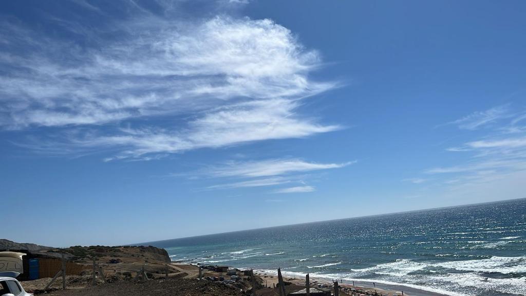 Blick auf den Ozean mit wolkigem Himmel in der Unterkunft Bel appartement centre Asilah proche de la mer in Aïn Harrouda