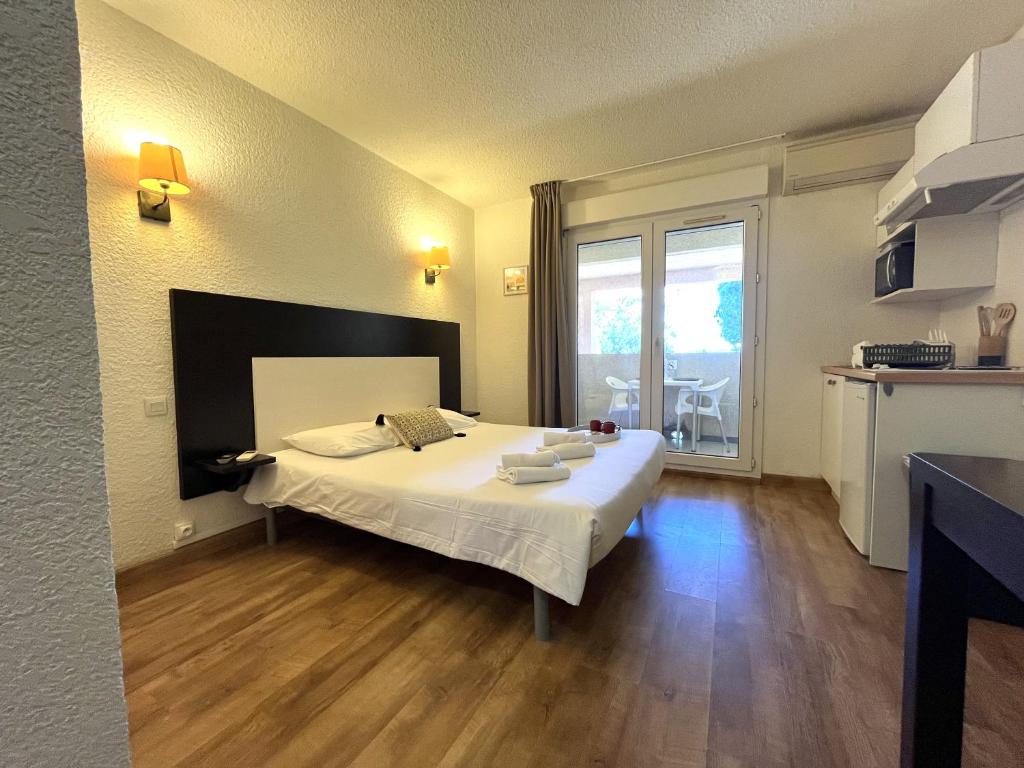 Photo de la galerie de l'établissement ST FLORENT Studio avec piscine FLO23, à Saint-Florent