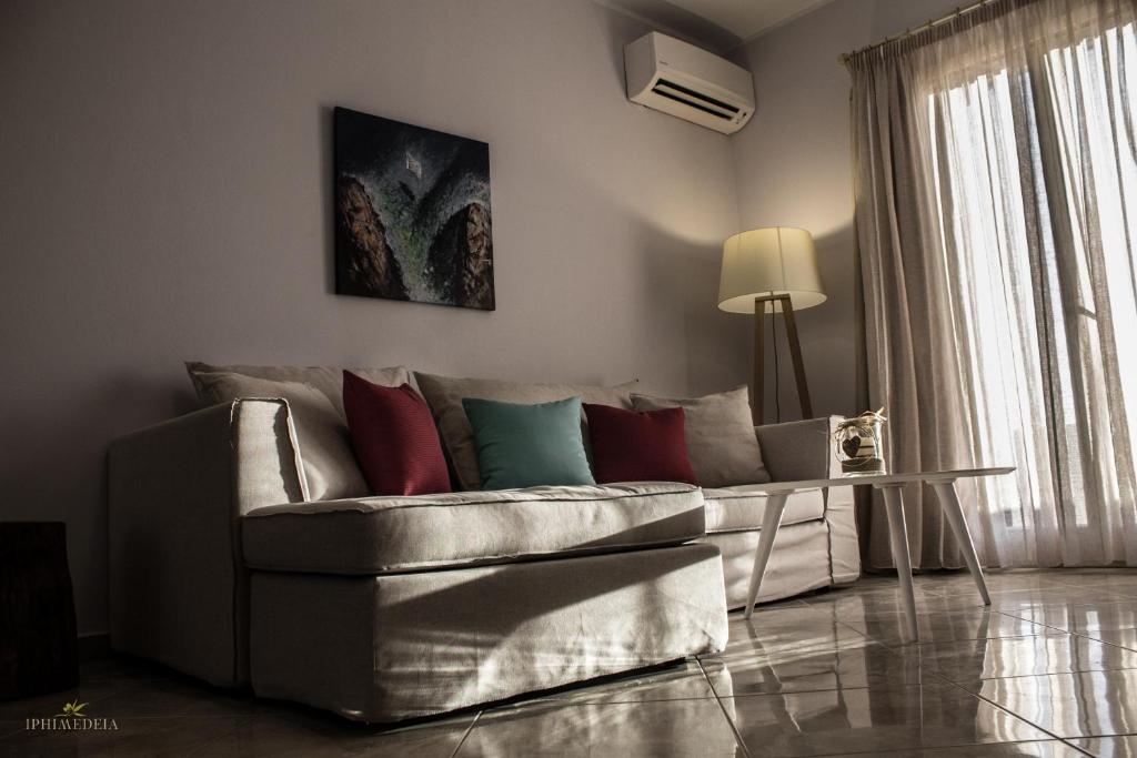 Iphimedeia Luxury Hotel & Suites - 3