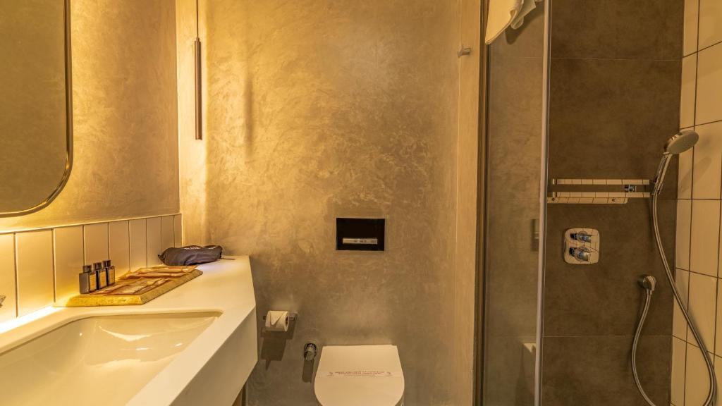 Four Hills Hotel - 11