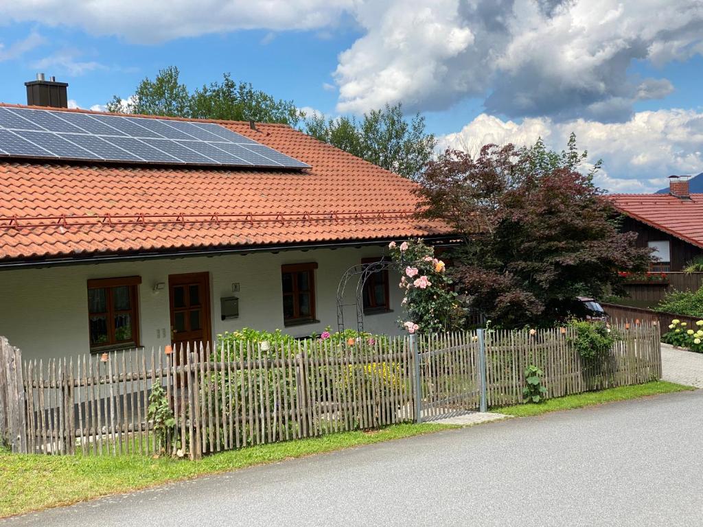 een klein huis met zonnepanelen op het dak bij Ferienwohnung Jansen in Arnbruck