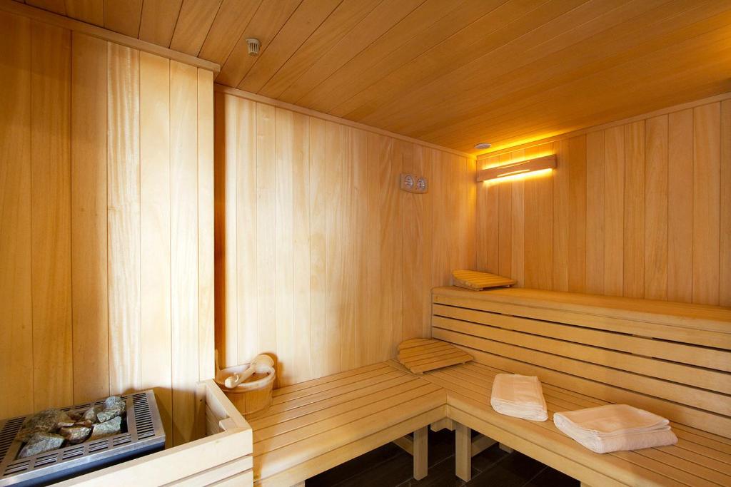 d'un sauna avec des murs en bois et du parquet. dans l'établissement Résidence Neige et Soleil by Leavetown Vacations, à Les Deux Alpes