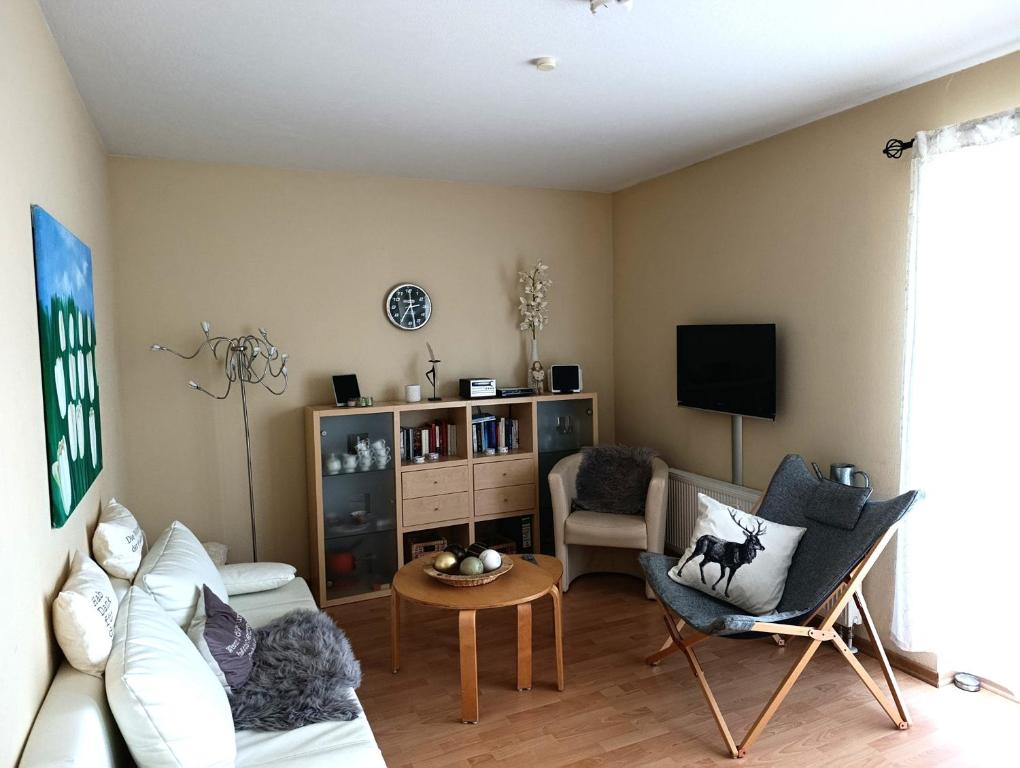 un soggiorno con un divano e un tavolo di Residenz Strandkrone 03 a Kühlungsborn