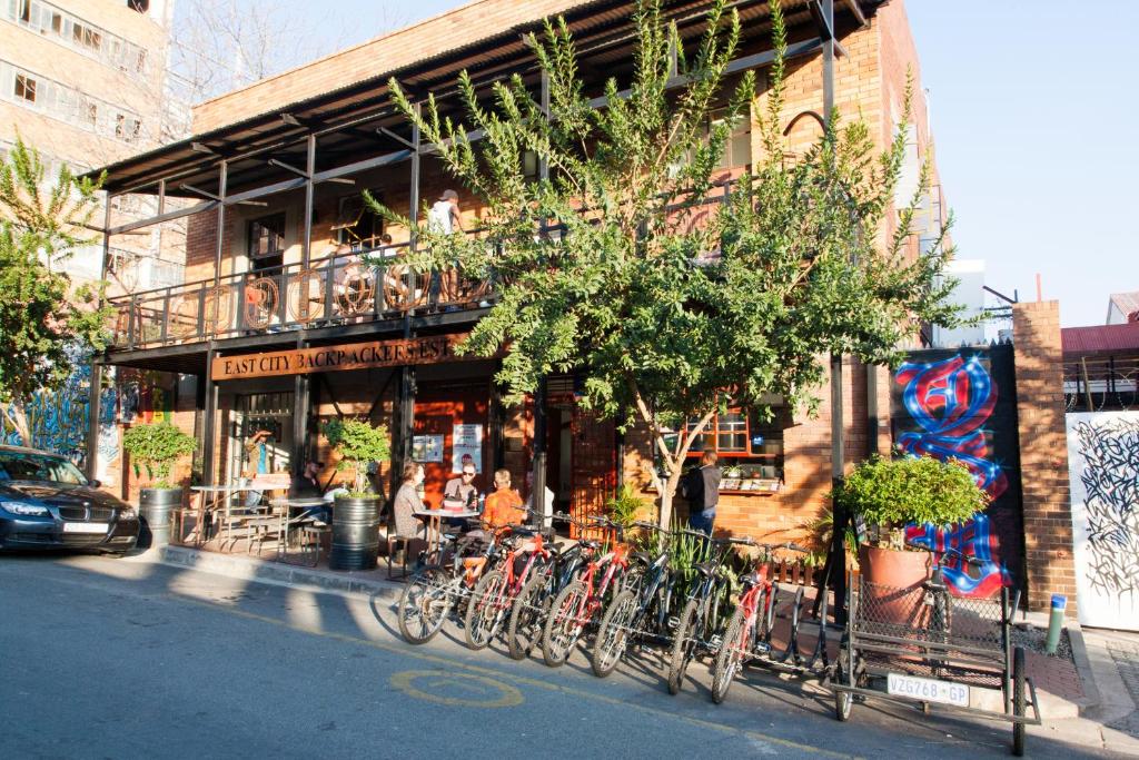 um grupo de bicicletas estacionadas em frente a um edifício em CURIOCITY Backpackers Johannesburg em Joanesburgo