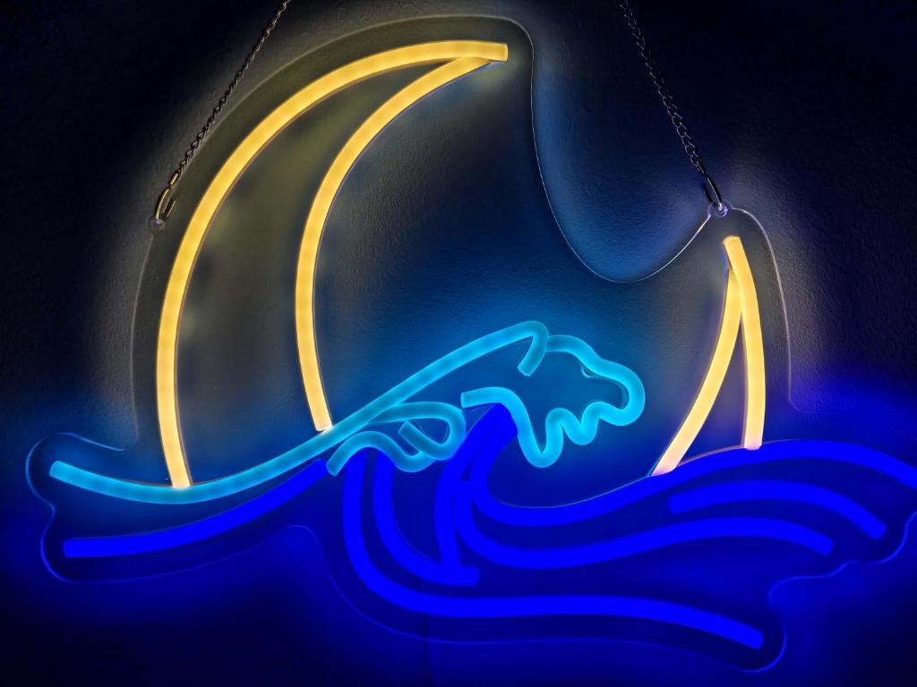 un'insegna al neon con un cavallo nell'acqua di Southern Comfort Sicily Holidays a Letoianni