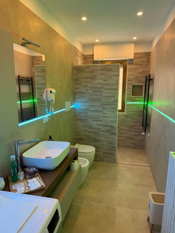 ein Badezimmer mit Waschbecken, Toilette und Dusche in der Unterkunft Stella di Mare in Montesilvano