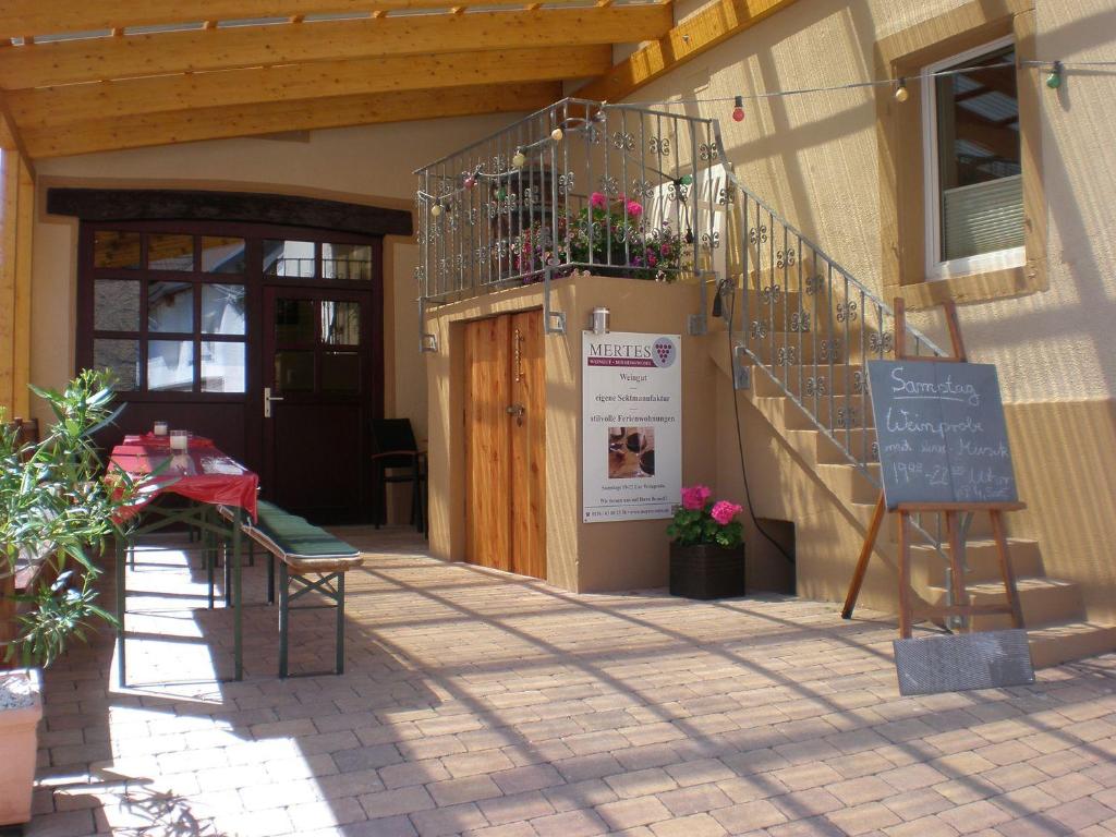 ein Schild vor einem Gebäude mit Restaurant in der Unterkunft Holiday Home Weingut Mertes in Minheim