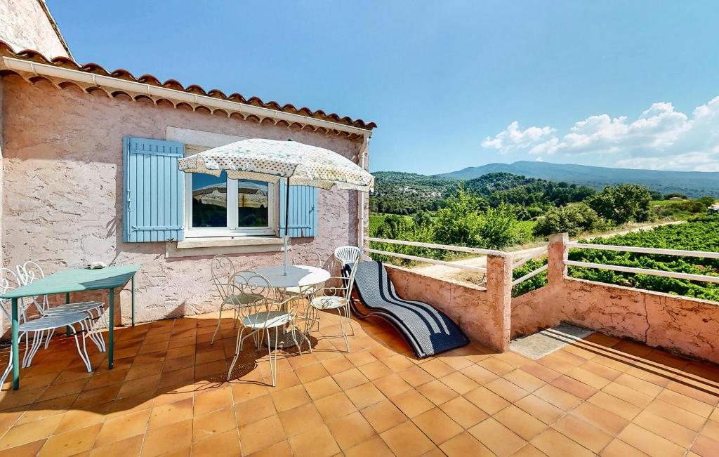 Un patio con una mesa y sillas y una ventana. en 3 Bedroom Stunning Home In Bédoin, en Bédoin