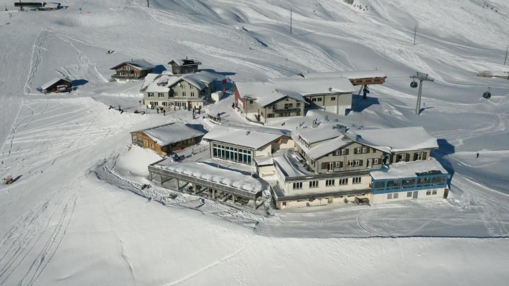 an aerial view of a building covered in snow at Berghotel Hahnenmoos in Adelboden