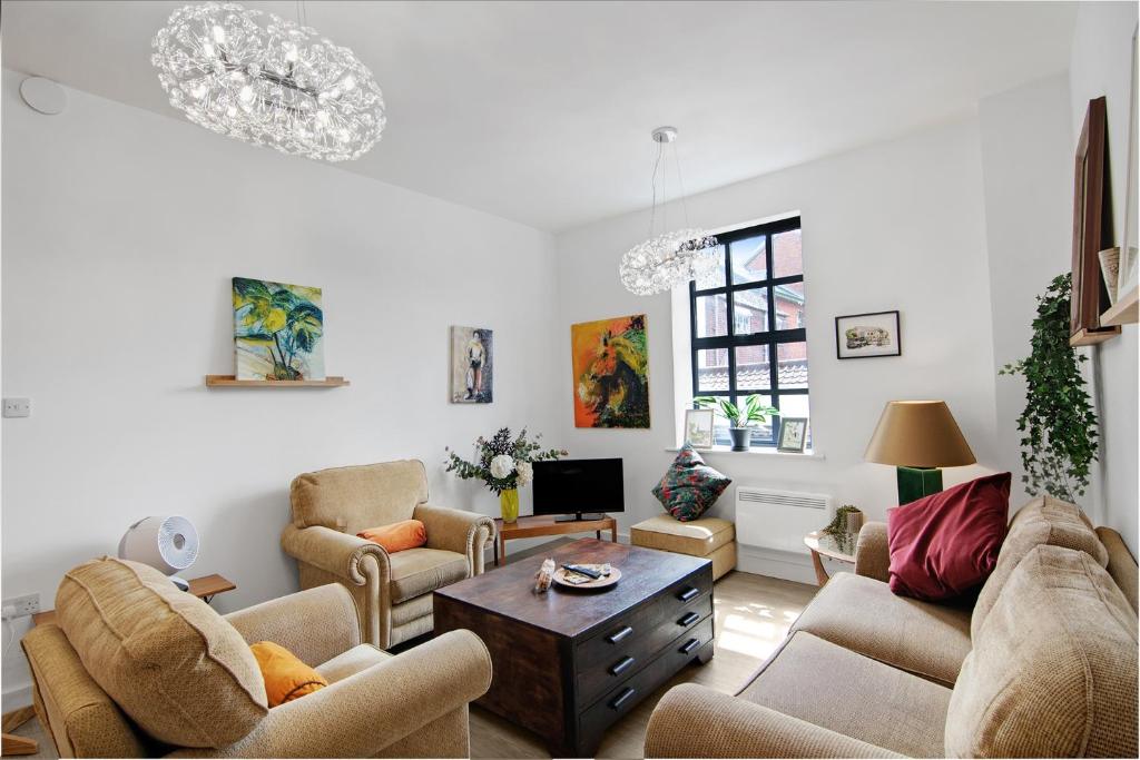 Posezení v ubytování Stylish 2-bed Flat Art & Comfort In City Centre