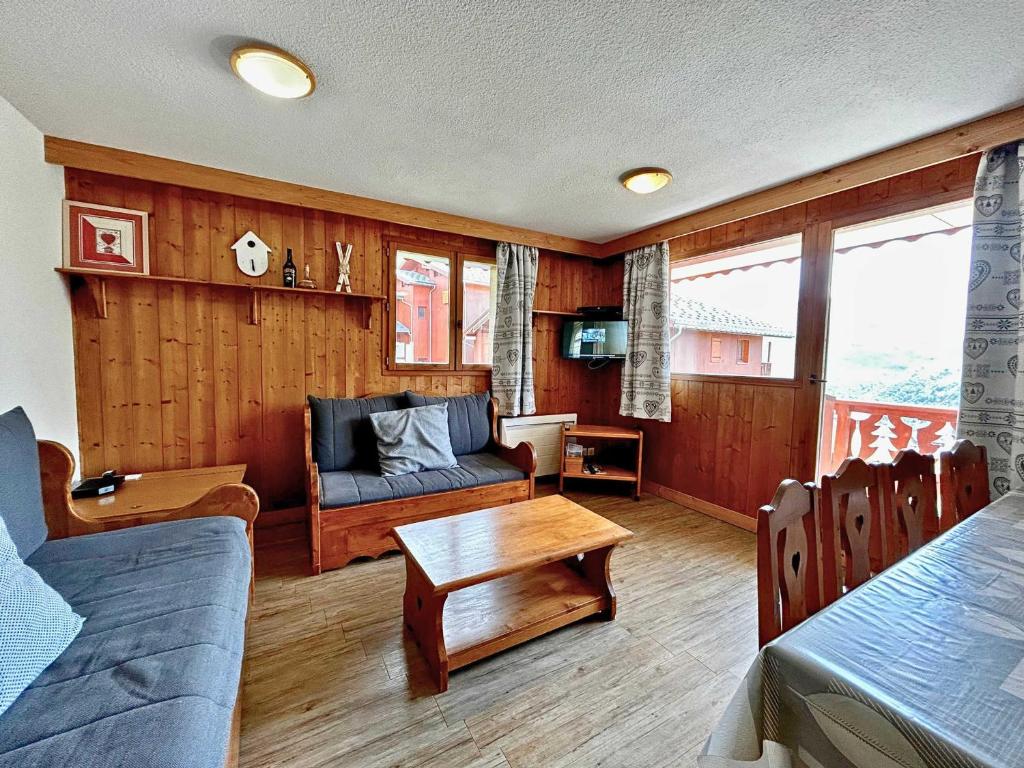 un salon avec un canapé et une table dans l'établissement Bel appartement rénové 8 pers, pistes et commerces à proximité - FR-1-452-76, aux Menuires