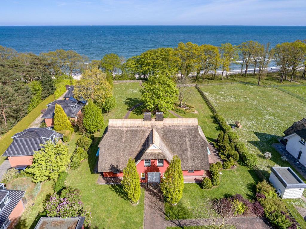una vista aerea di una casa con l'oceano sullo sfondo di Reethaus StrandZeit in Lobbe - Haushälfte 2 a Lobbe