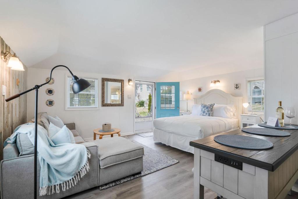 Seaside Stay: Waterfront with Views & Beach Access