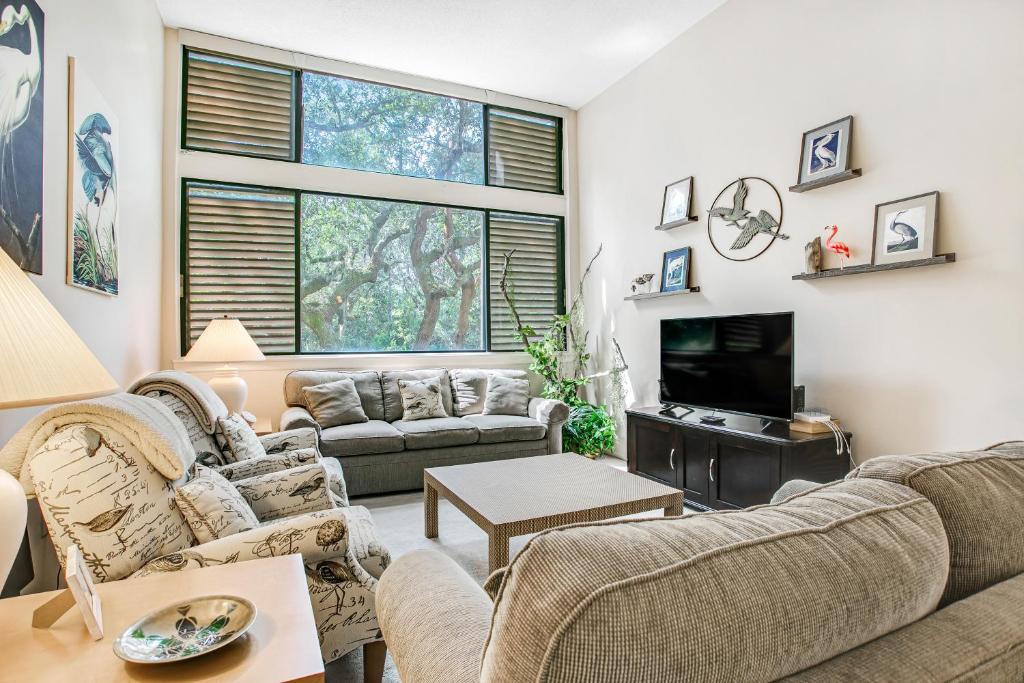 Μια τηλεόραση ή/και κέντρο ψυχαγωγίας στο Beautifully updated condo in Amelia Island Plantation with balcony & pool