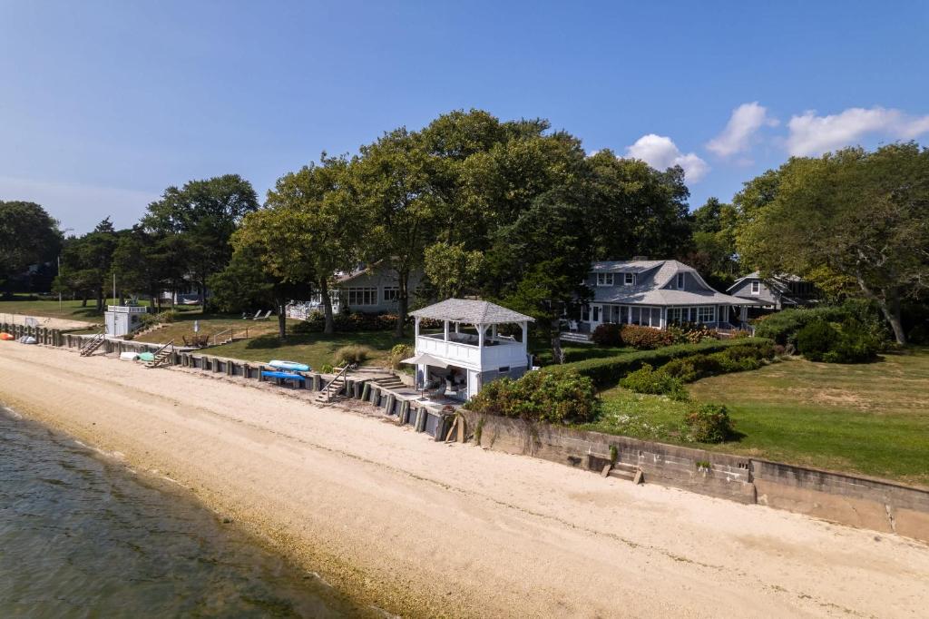 een huis aan de kust van een strand bij Bahia Mar: Beach House, North Fork in Laurel