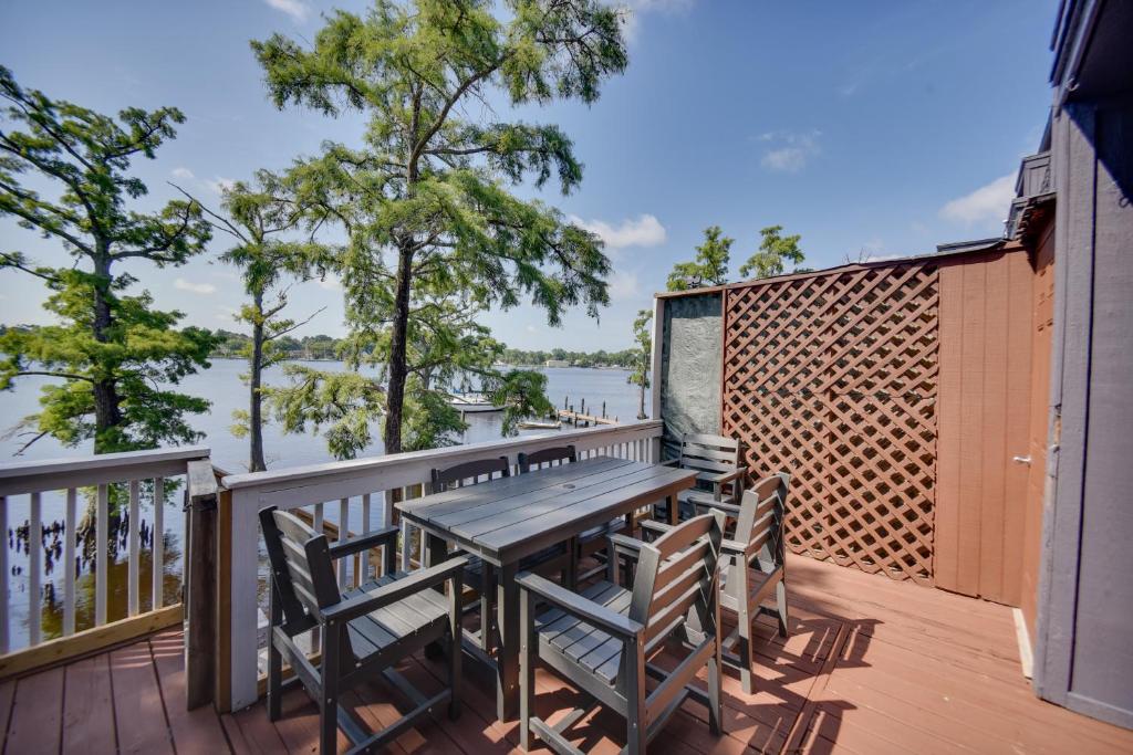 Μπαλκόνι ή βεράντα στο Boat and Fish Waterfront Gem on Pasquotank River!