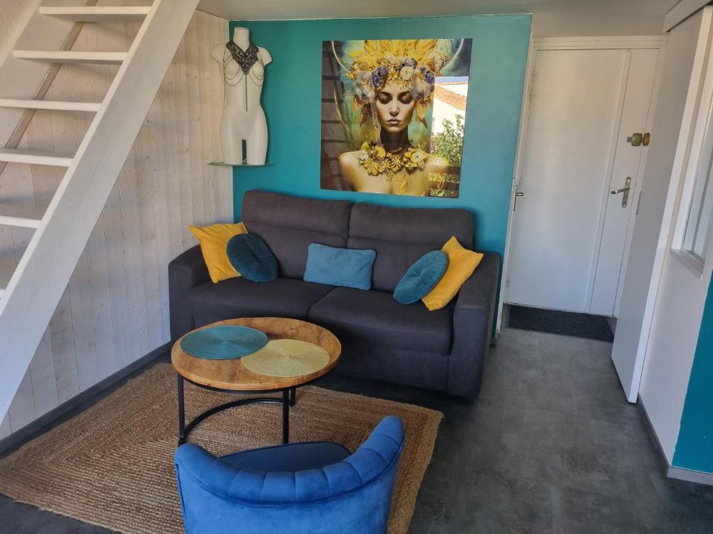 un salon avec un canapé et une table dans l'établissement Le Miroir, au Cap d'Agde