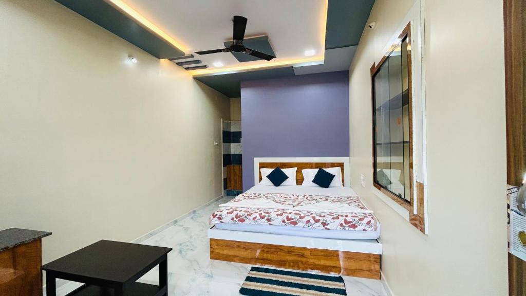 Ένα ή περισσότερα κρεβάτια σε δωμάτιο στο virat Homestay
