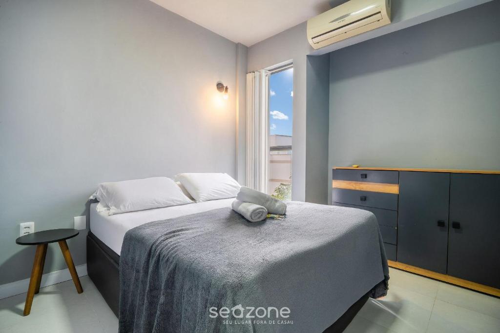 Ένα ή περισσότερα κρεβάτια σε δωμάτιο στο Aptos completos a 600m do Parque de Coqueiros - DAC