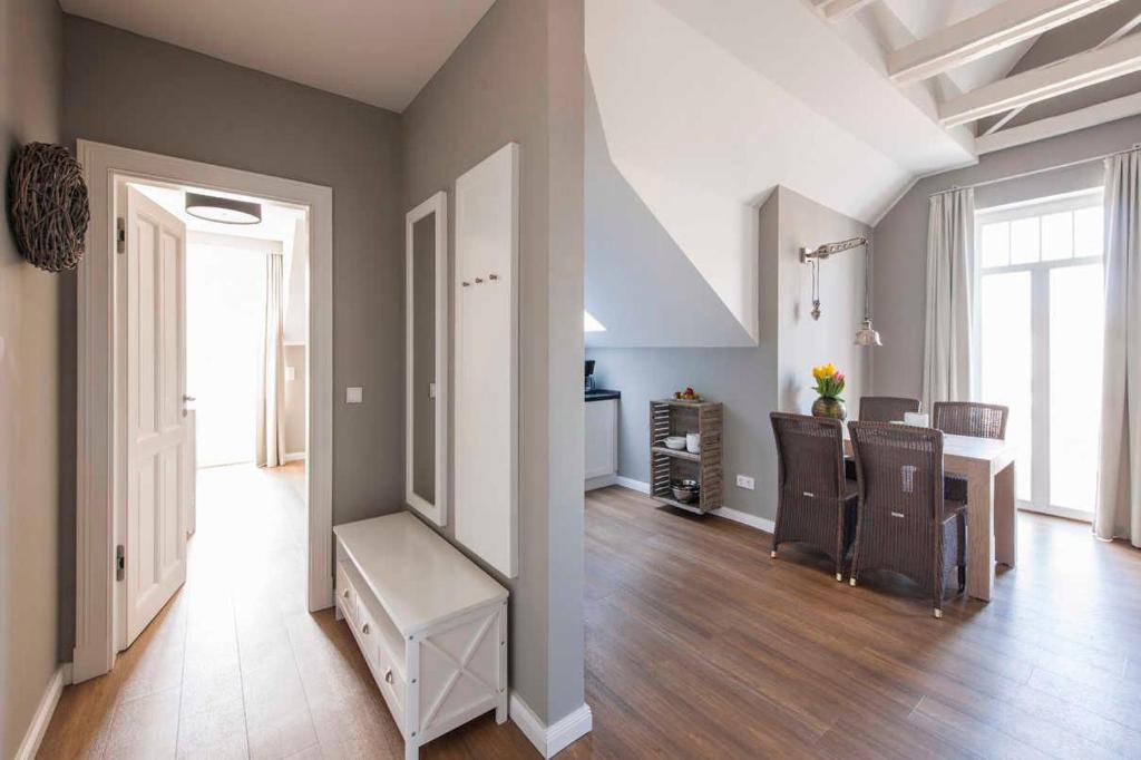 sala de estar amplia con mesa y sillas. en "Villa Minerva" Ferienwohnung 09, en Kühlungsborn