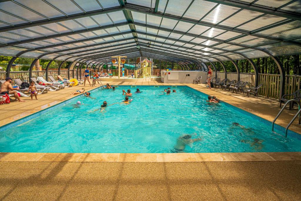 a group of people in a swimming pool at Camping Hourtin in Hourtin