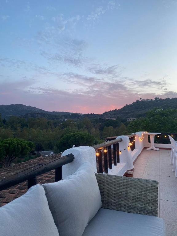 a balcony with a view of the mountains at Casa l’orizzonte azzurro in Pula