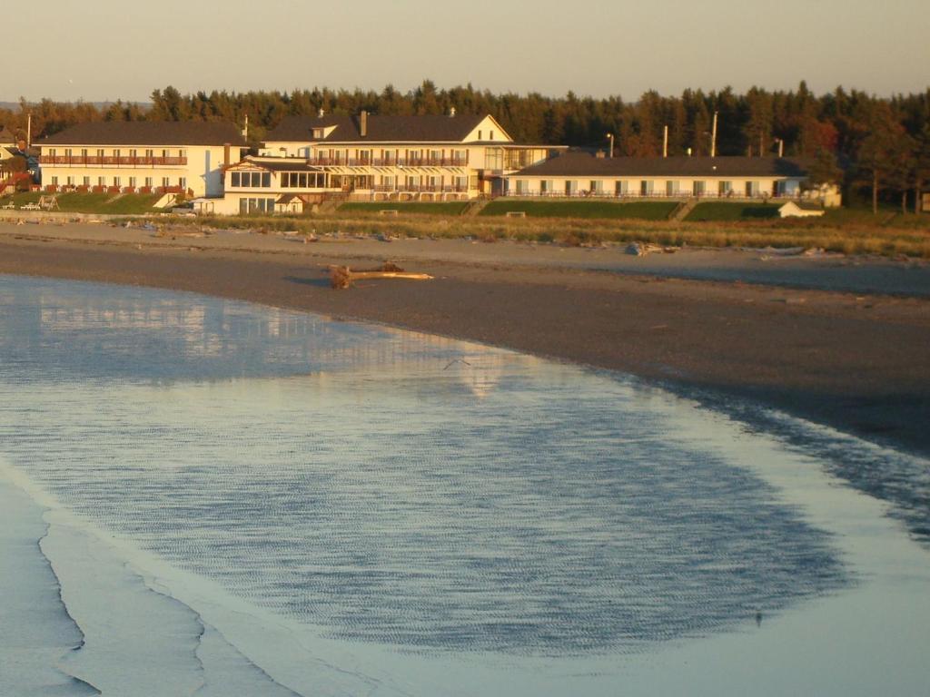 a view of a beach with buildings in the background at Hotel Motel Belle Plage in Matane