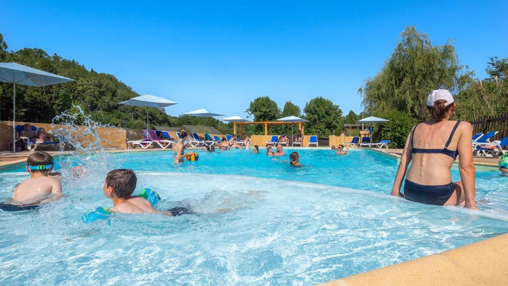 a group of people in a swimming pool at Camping Tamniès in Tamniès