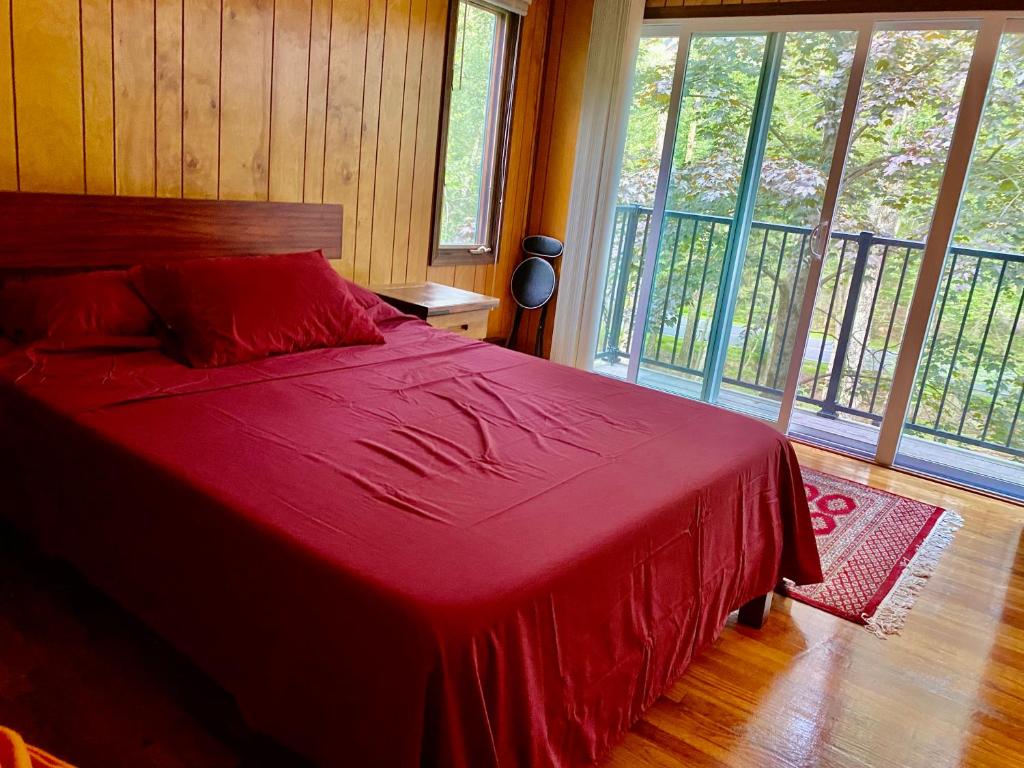 Billede fra billedgalleriet på Paradise Uncovered Chalet Near Lake i Hawley