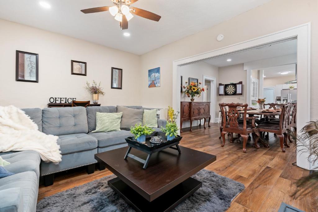 un soggiorno con un divano e un tavolo di Bungalow Retreat! a Birmingham
