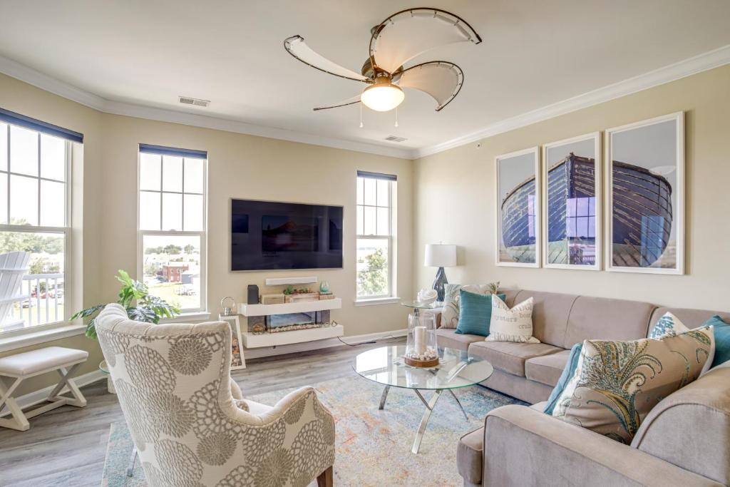 Et tv og/eller underholdning på Walkable Condo with Drawbridge Views in Cambridge